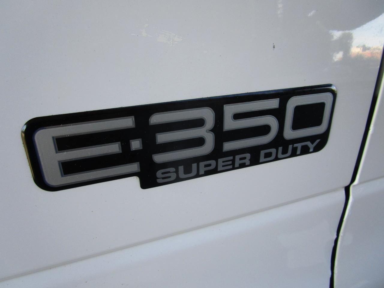 Ford Econoline Commercial Cutaway E-350 Super Duty 138" WB SRW 2005