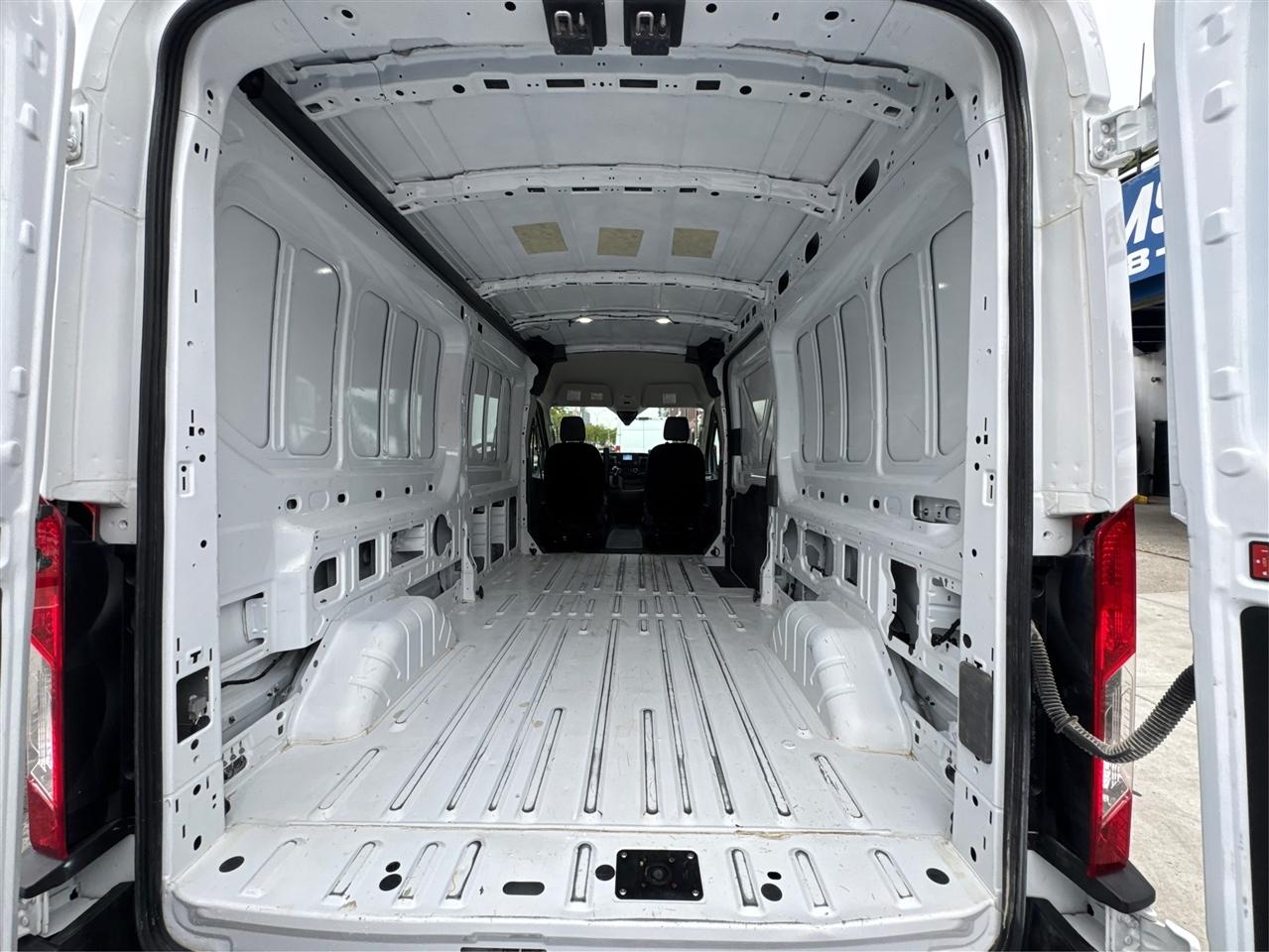 Ford Transit Cargo Van T-250 148" Med Rf 9070 GVWR RWD 2025