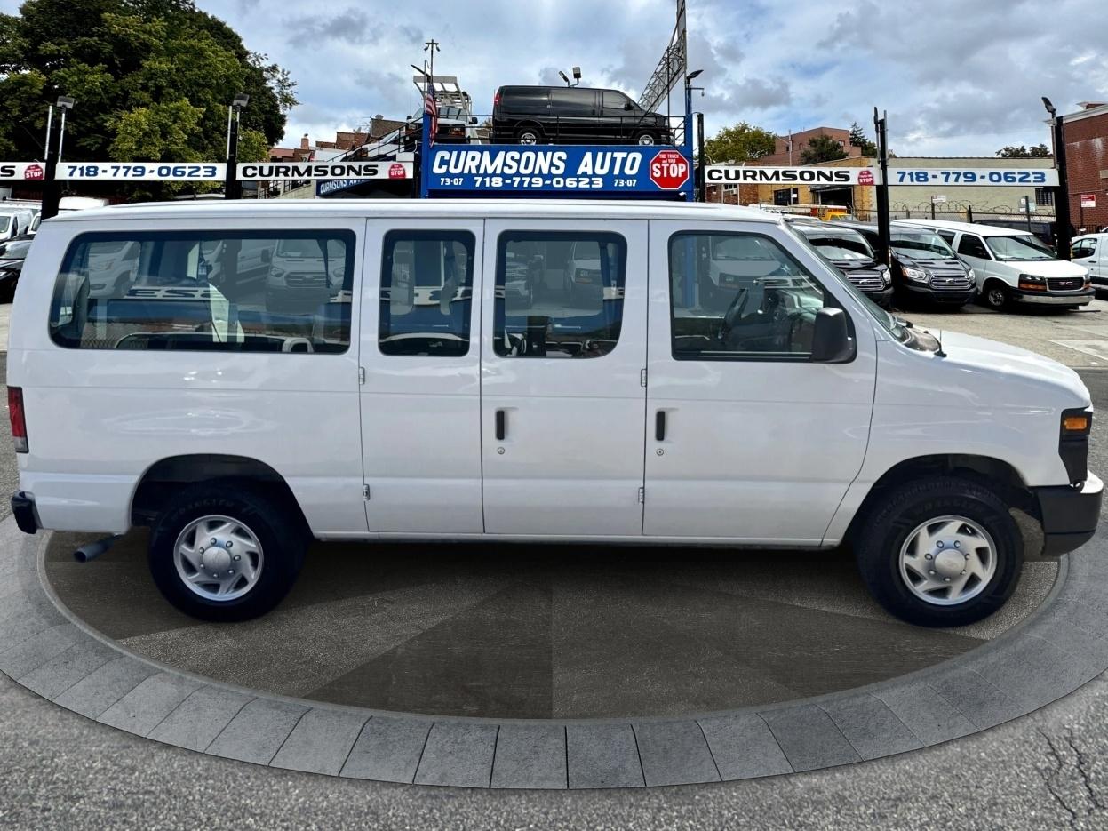 Ford Econoline Wagon E-350 Super Duty XL 2011