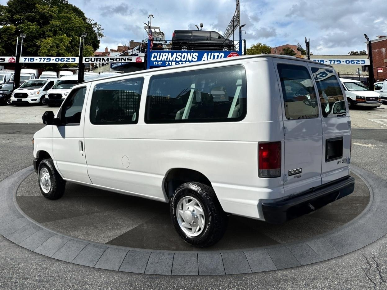 Ford Econoline Wagon E-350 Super Duty XL 2011