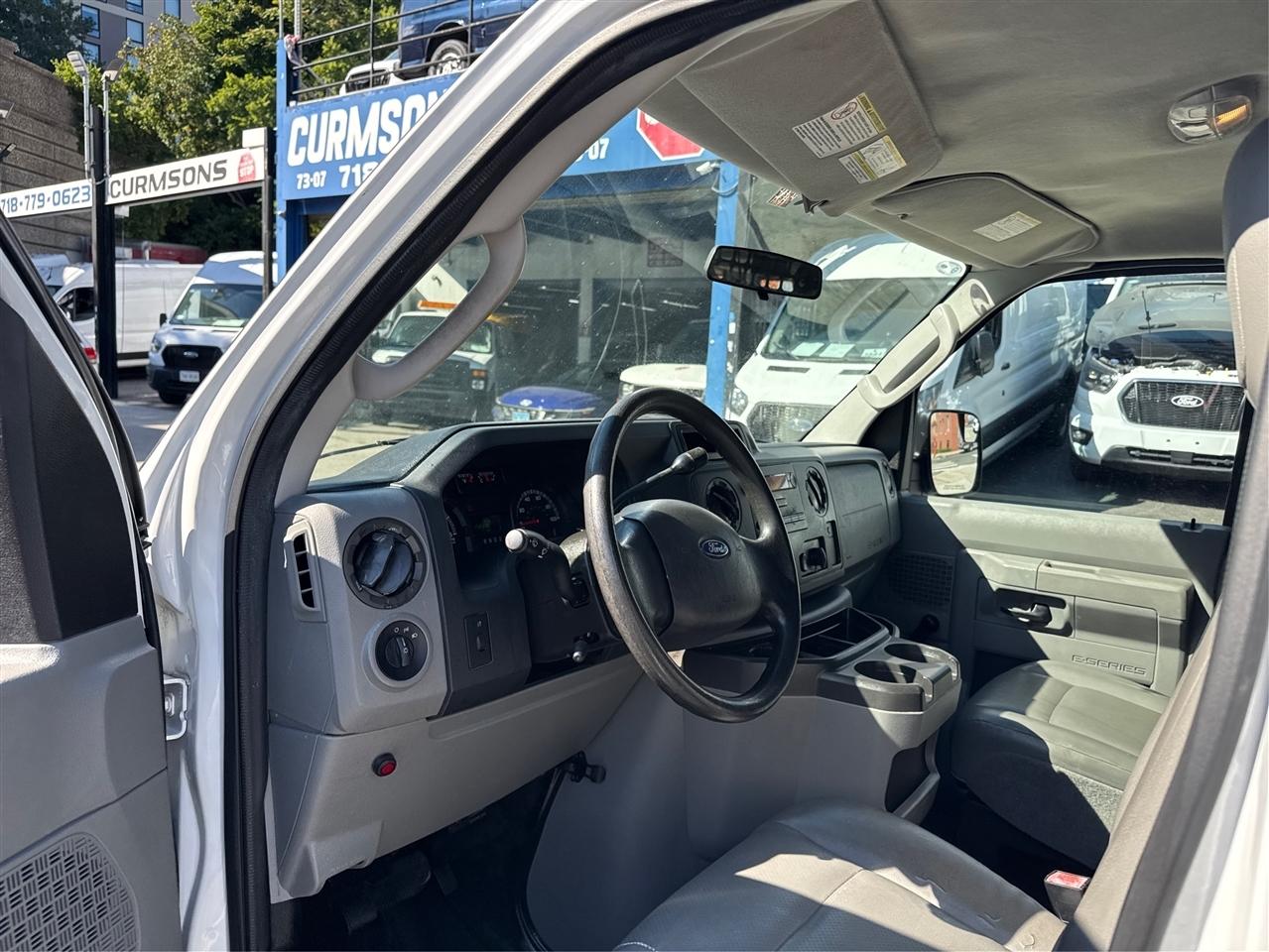 Ford Econoline Wagon E-350 Super Duty XL 2011