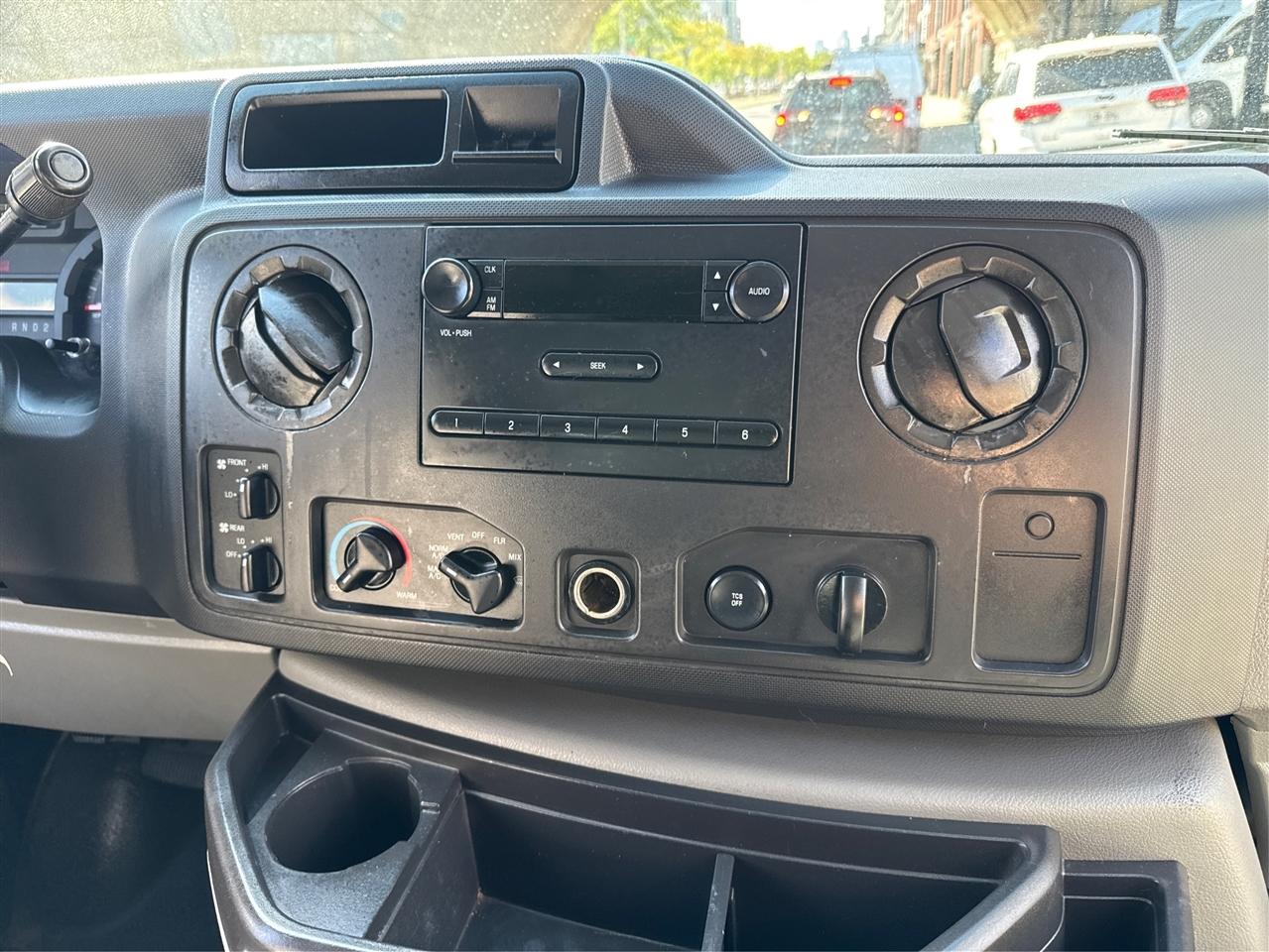 Ford Econoline Wagon E-350 Super Duty XL 2011