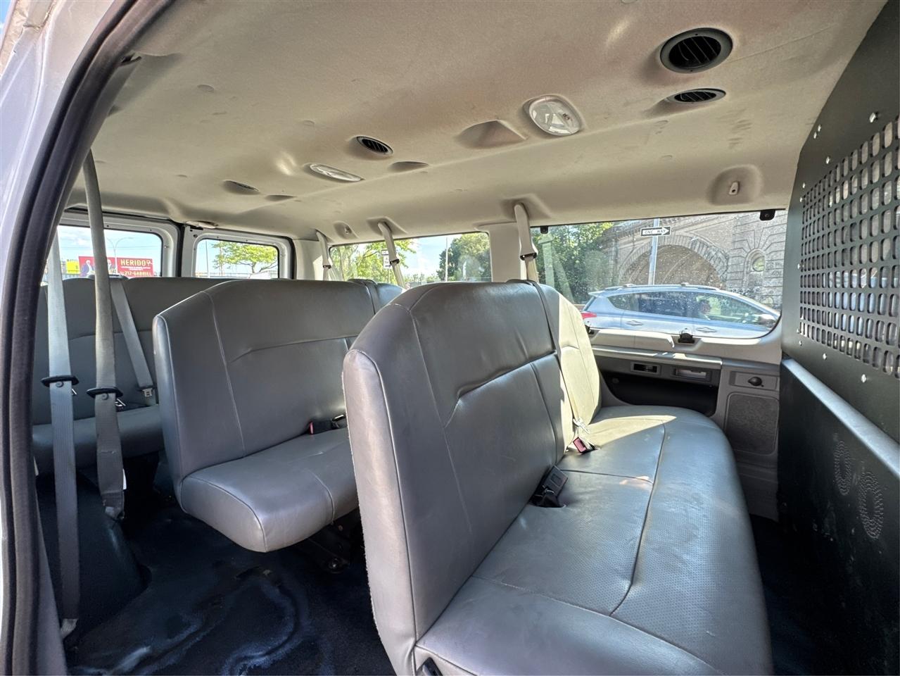 Ford Econoline Wagon E-350 Super Duty XL 2011