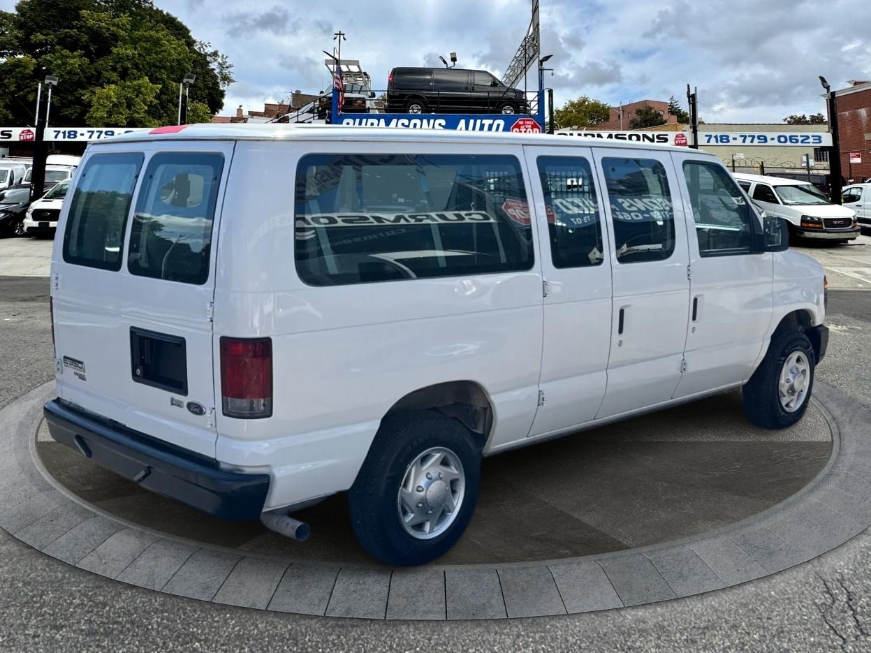 Ford Econoline Wagon E-350 Super Duty XLT 2011
