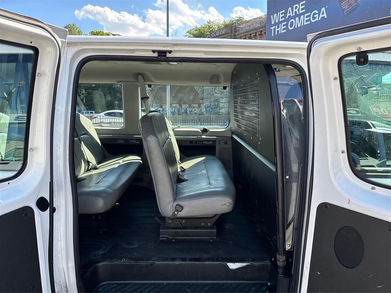 Ford Econoline Wagon E-350 Super Duty XLT 2011