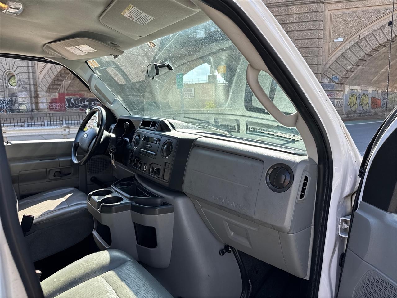 Ford Econoline Wagon E-350 Super Duty XLT 2011