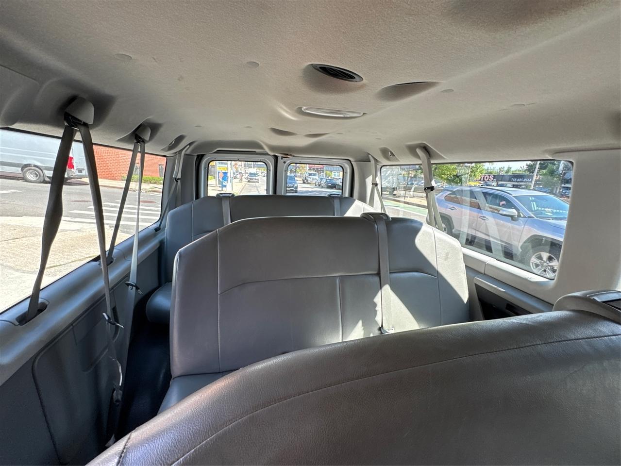 Ford Econoline Wagon E-350 Super Duty XLT 2011