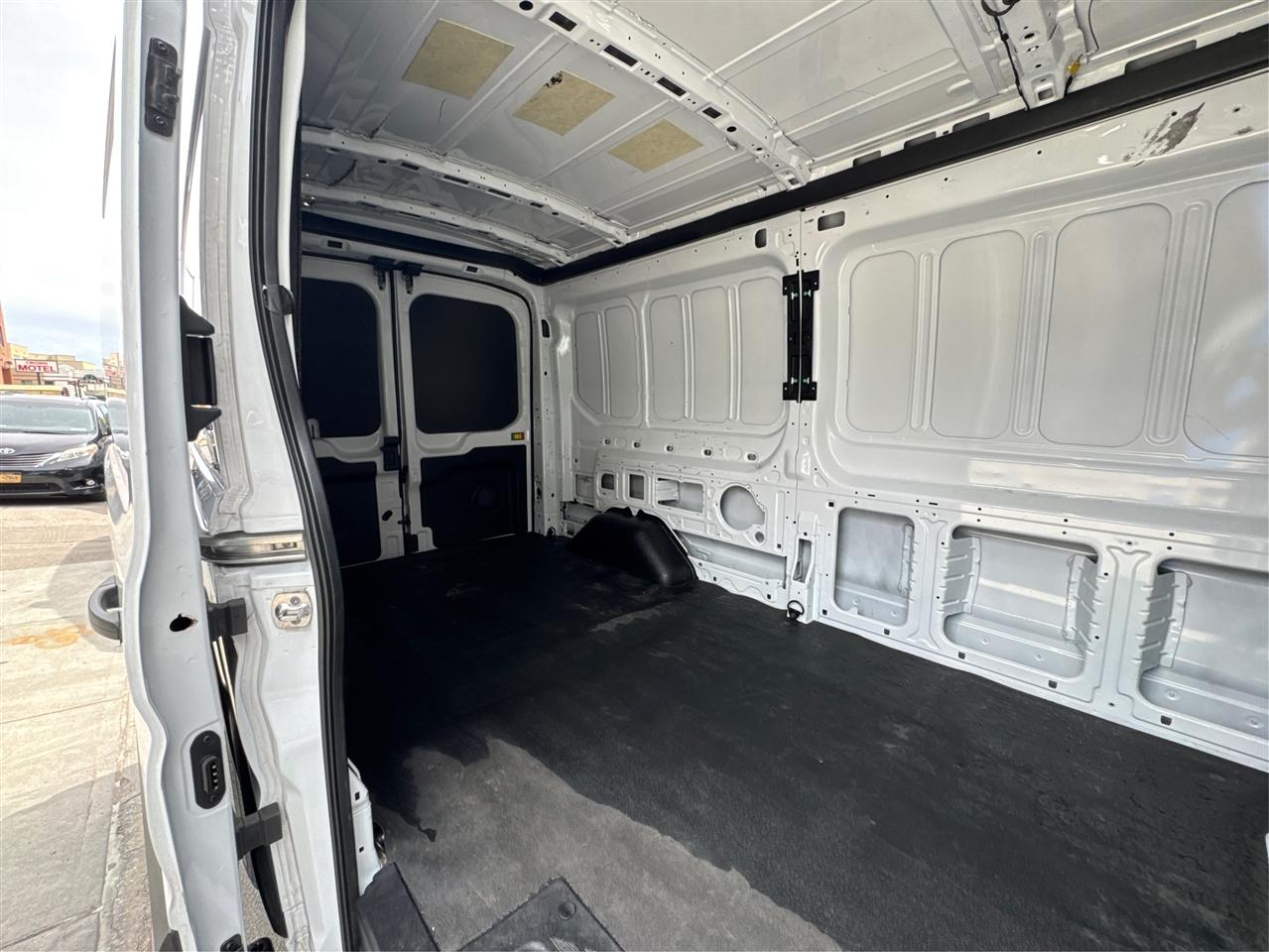 Ford Transit Cargo Van T-250 148" Med Rf 9070 GVWR RWD 2025