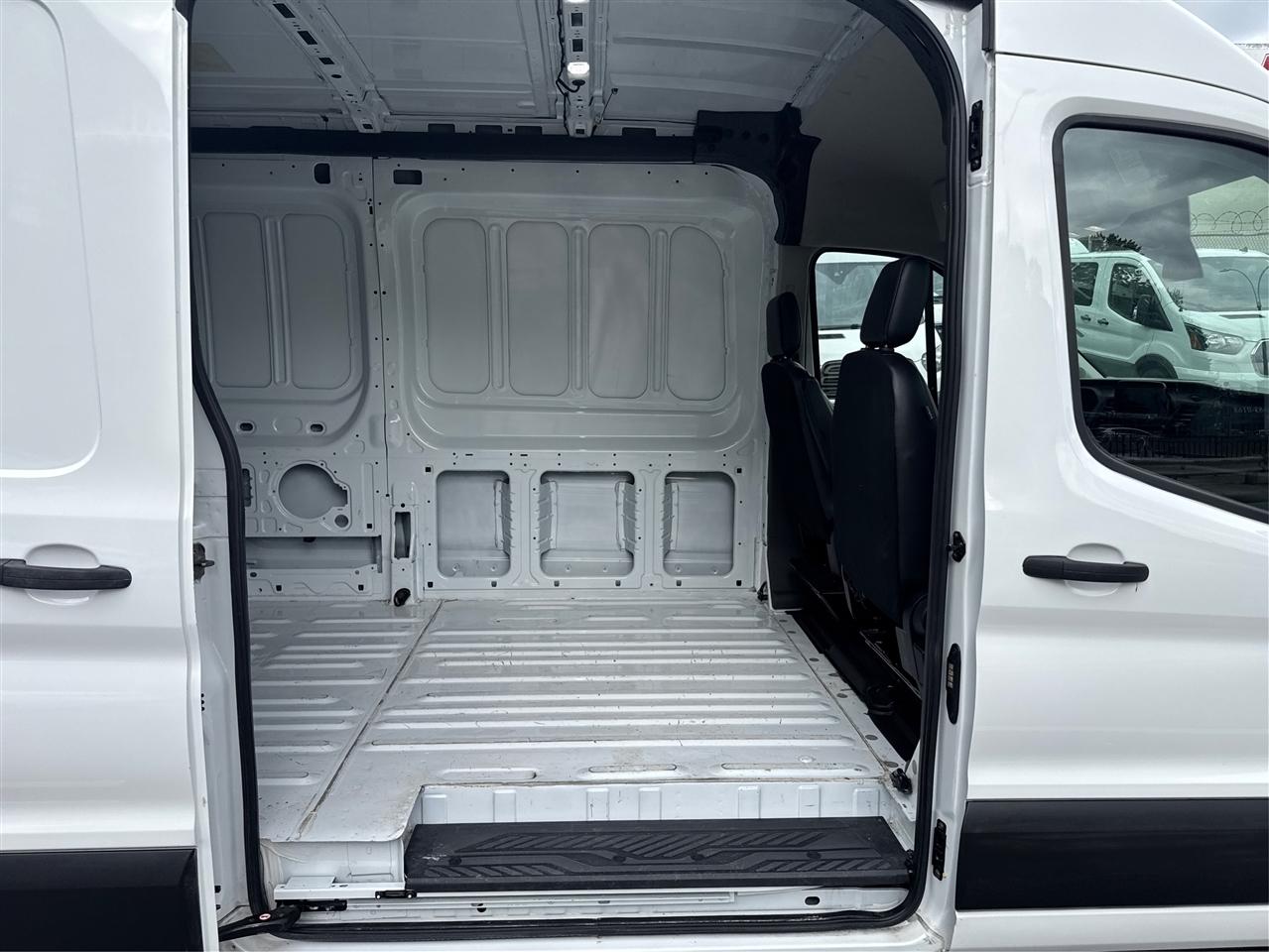 Ford Transit Cargo Van T-250 148" Med Rf 9070 GVWR RWD 2025