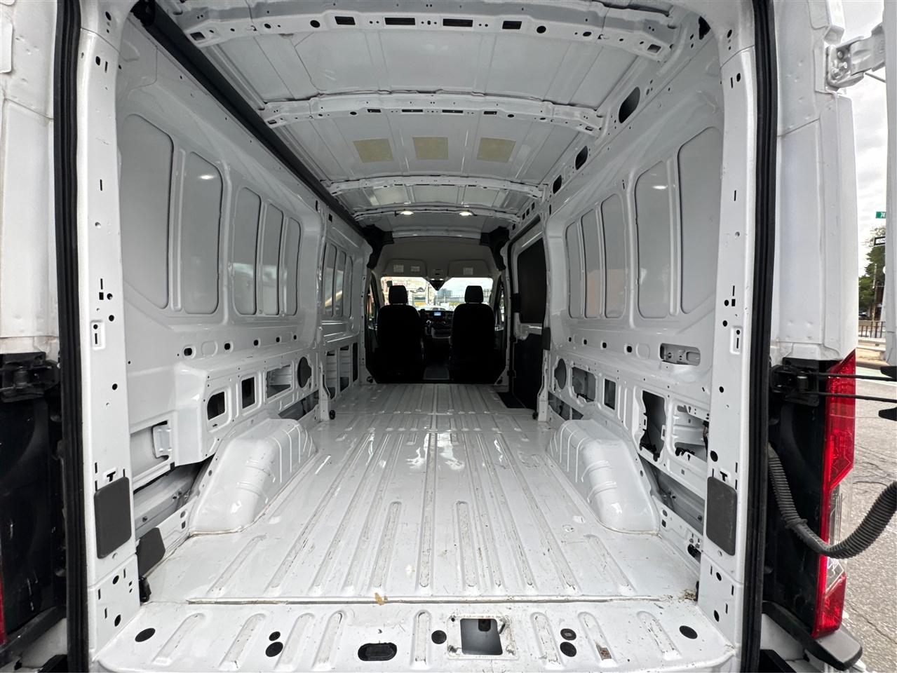 Ford Transit Cargo Van T-250 148" Med Rf 9070 GVWR RWD 2025