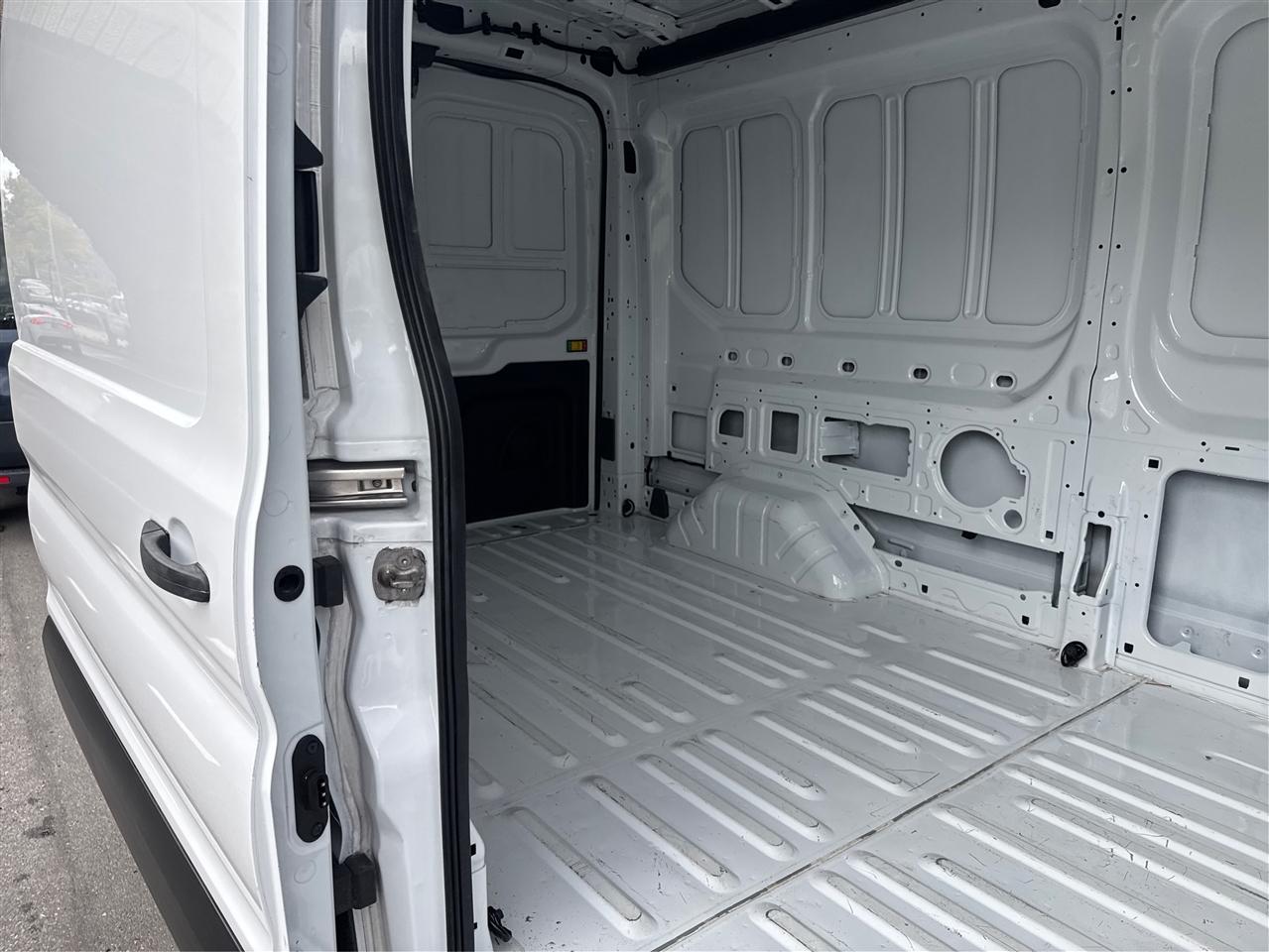 Ford Transit Cargo Van T-250 148" Med Rf 9070 GVWR RWD 2025