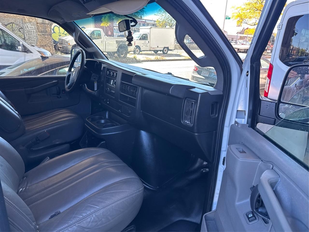 Chevrolet Express Passenger RWD 3500 155" LS 2018