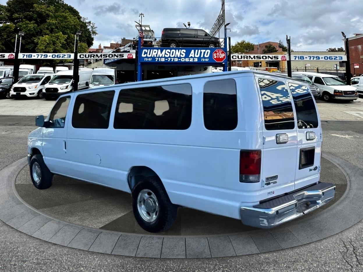 Ford Econoline Wagon E-350 Super Duty Ext XLT 2012