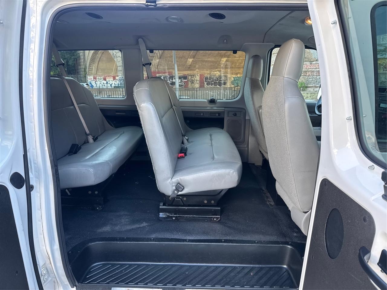Ford Econoline Wagon E-350 Super Duty Ext XLT 2012