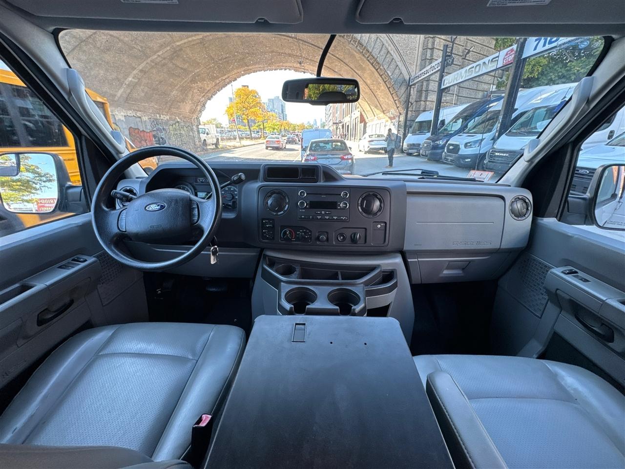 Ford Econoline Wagon E-350 Super Duty Ext XLT 2012