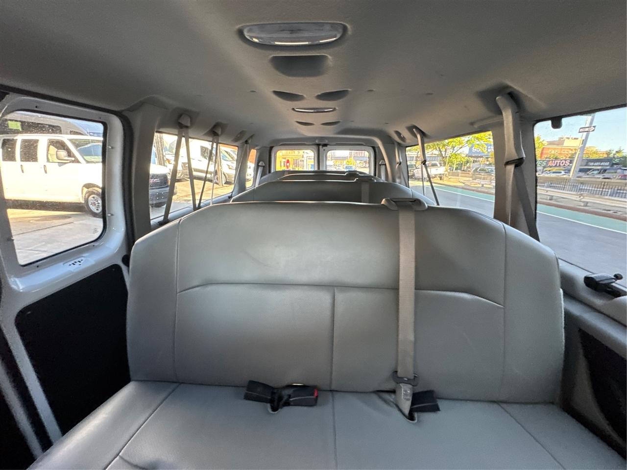 Ford Econoline Wagon E-350 Super Duty Ext XLT 2012