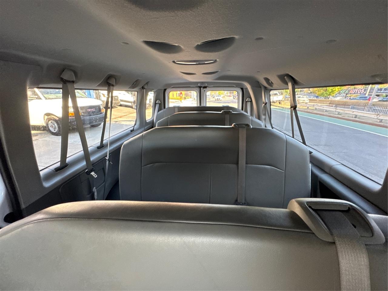 Ford Econoline Wagon E-350 Super Duty Ext XLT 2012