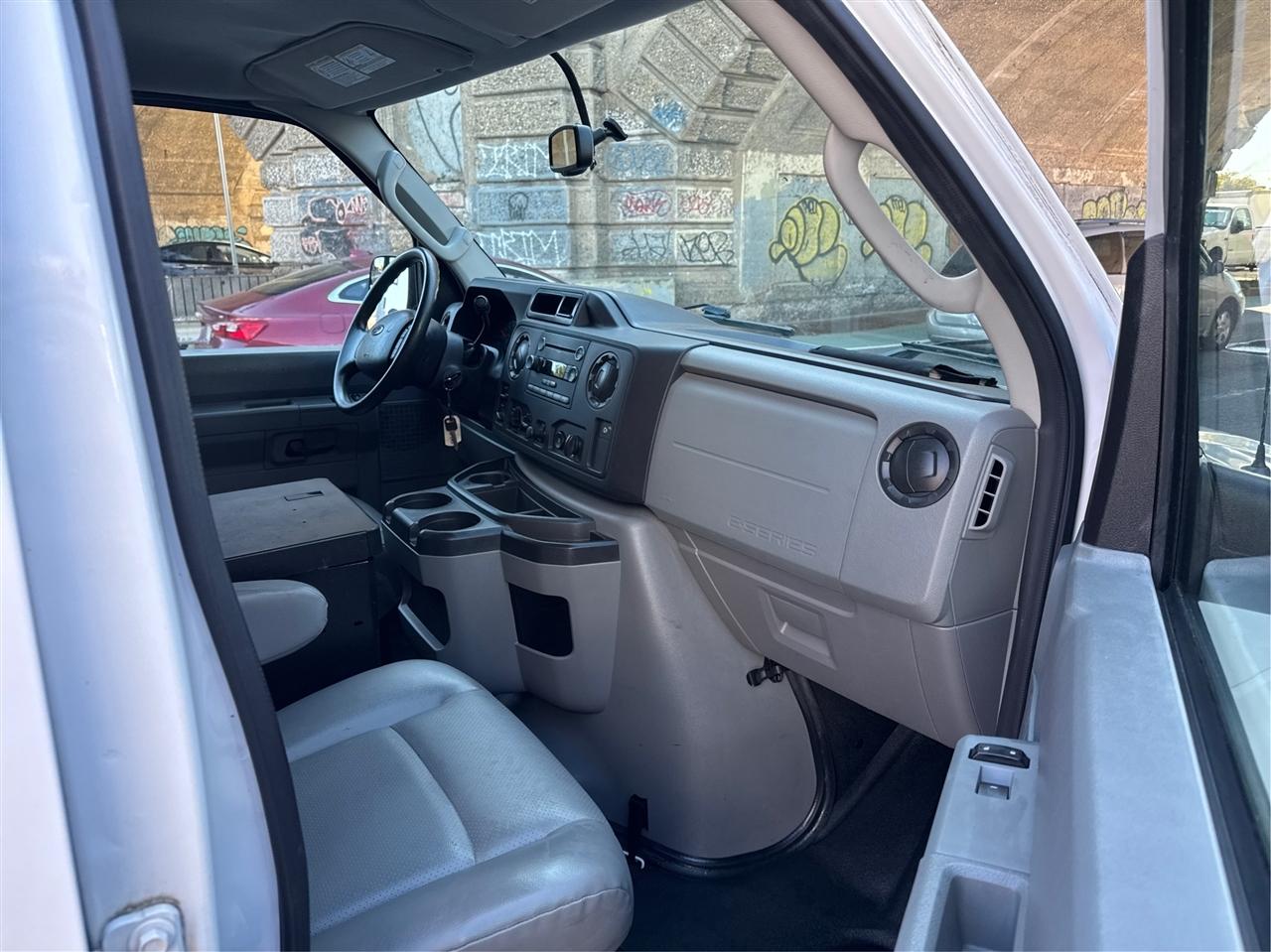 Ford Econoline Wagon E-350 Super Duty Ext XLT 2012