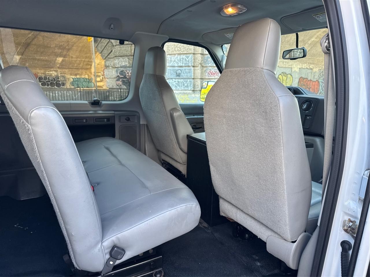 Ford Econoline Wagon E-350 Super Duty Ext XLT 2012