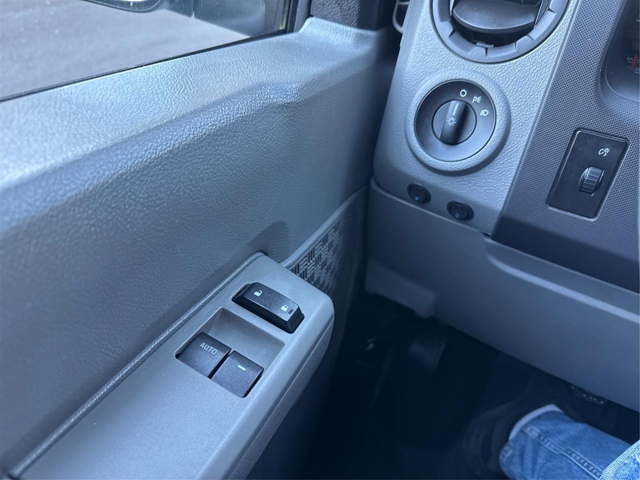 Ford Econoline Wagon E-350 Super Duty Ext XLT 2012