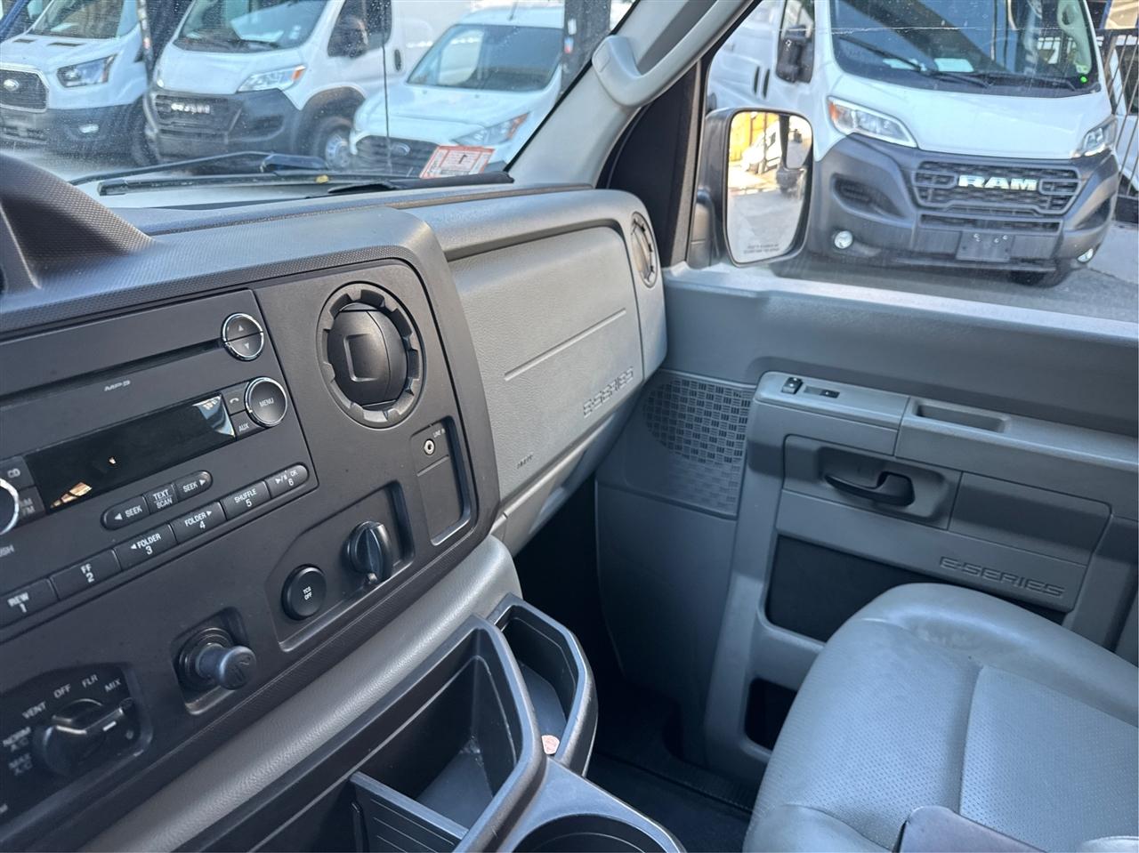 Ford Econoline Wagon E-350 Super Duty Ext XLT 2012