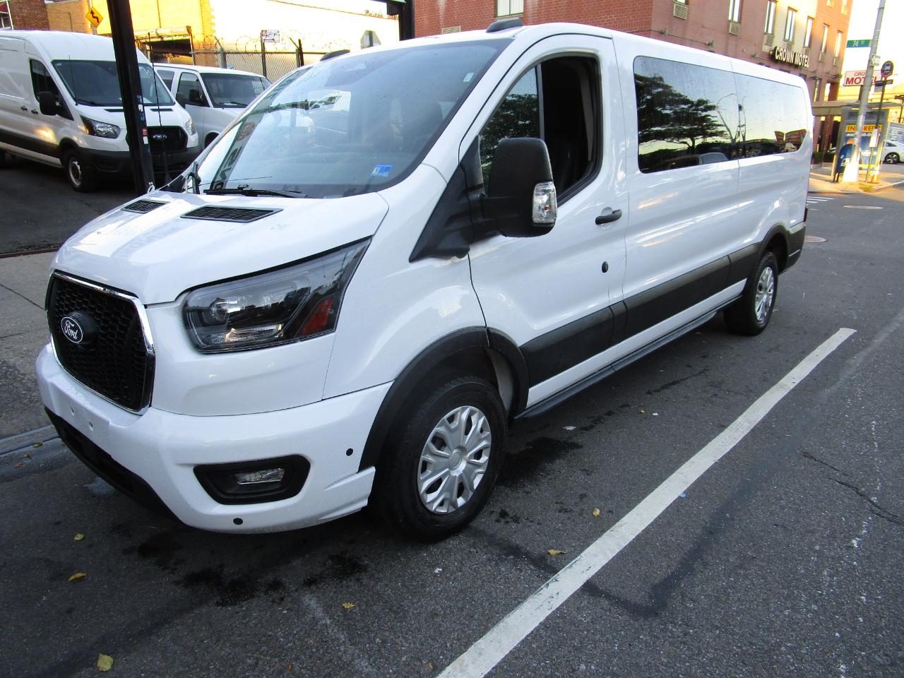 Ford Transit Passenger Wagon T-350 148" Low Roof XLT RWD 2026