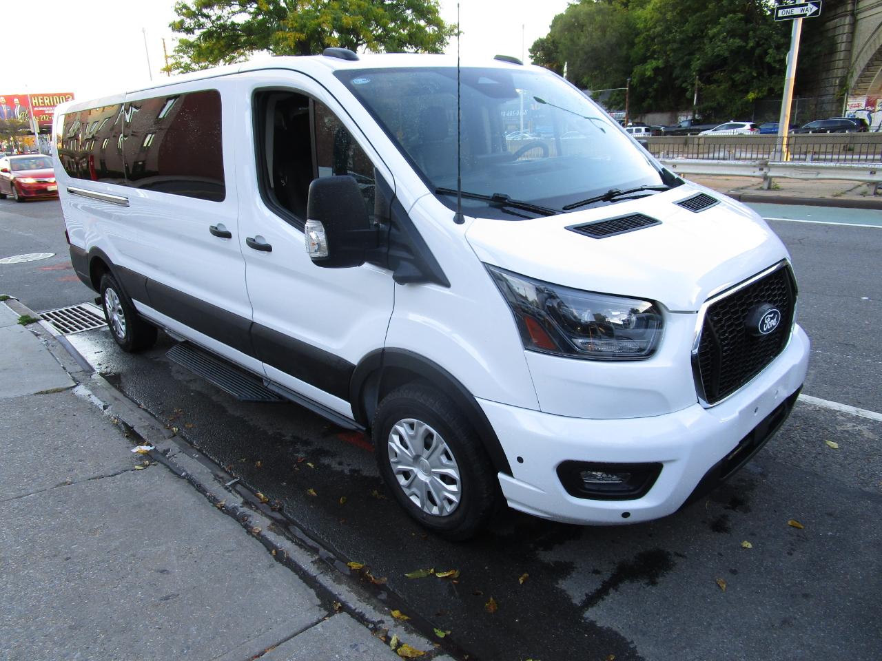 Ford Transit Passenger Wagon T-350 148" Low Roof XLT RWD 2026