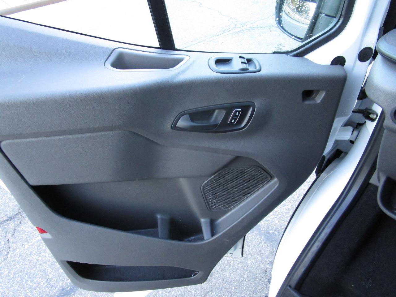 Ford Transit Passenger Wagon T-350 148" Low Roof XLT RWD 2026