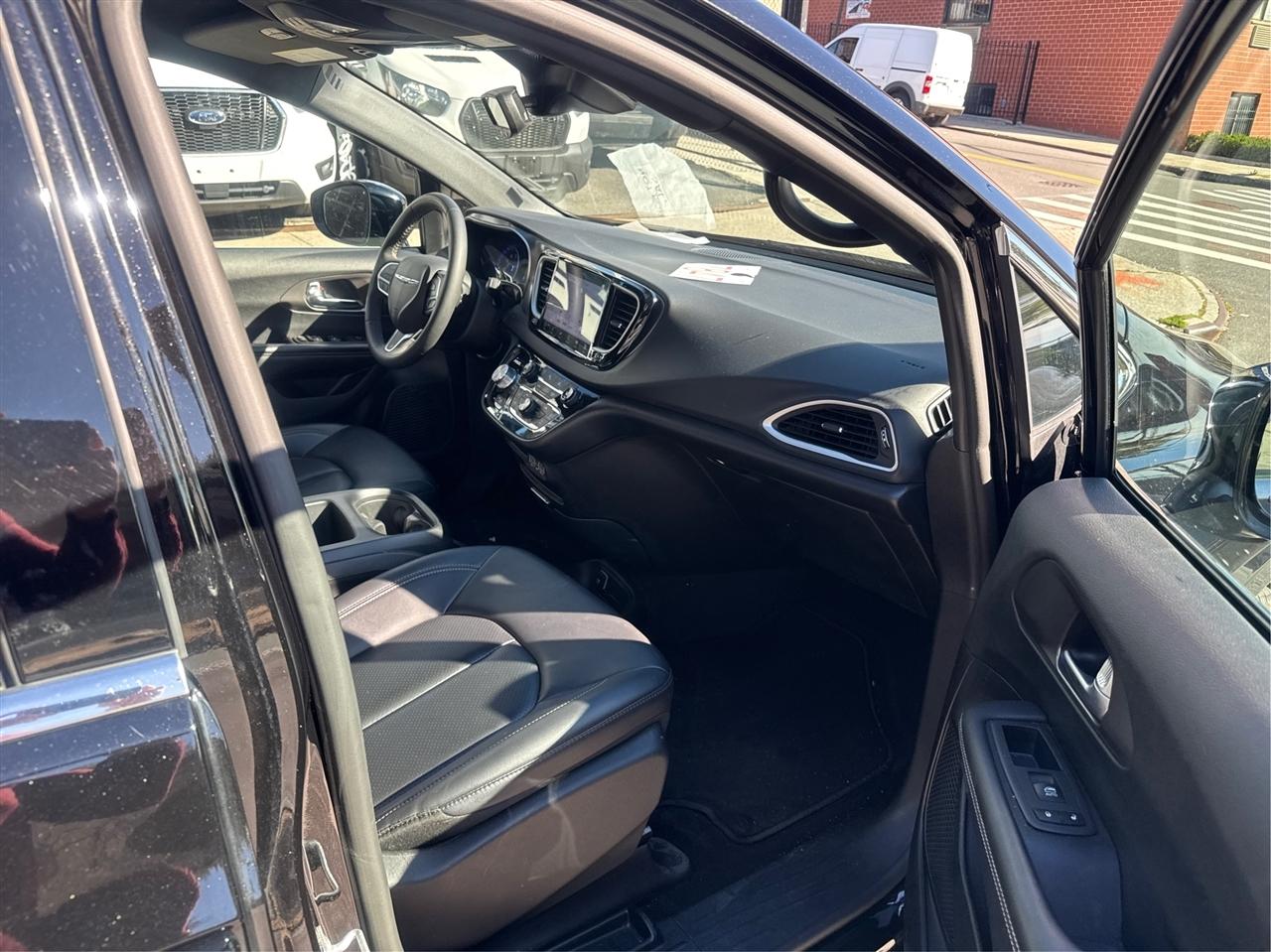 Chrysler Pacifica Select FWD 2025