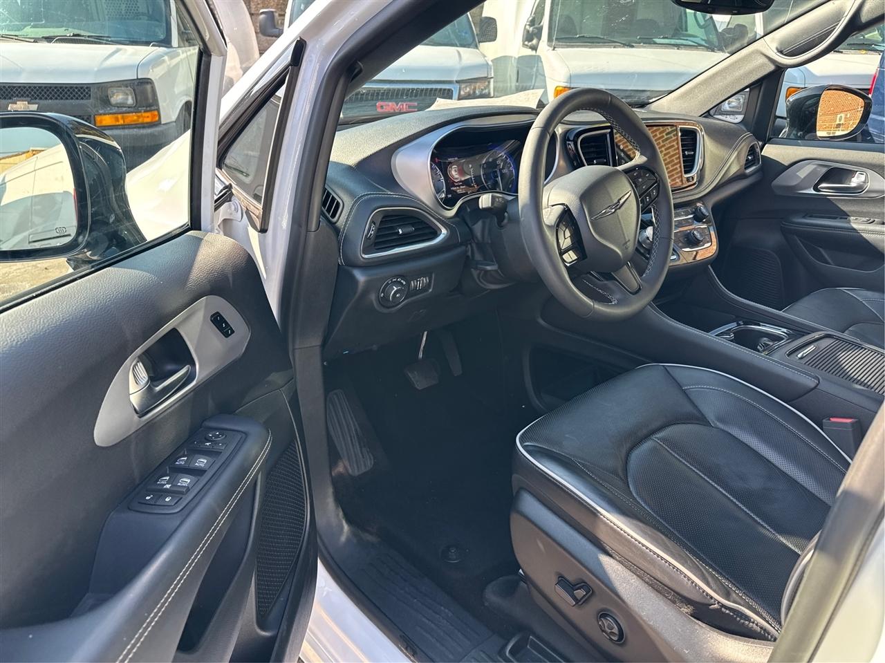 Chrysler Pacifica Limited FWD 2025