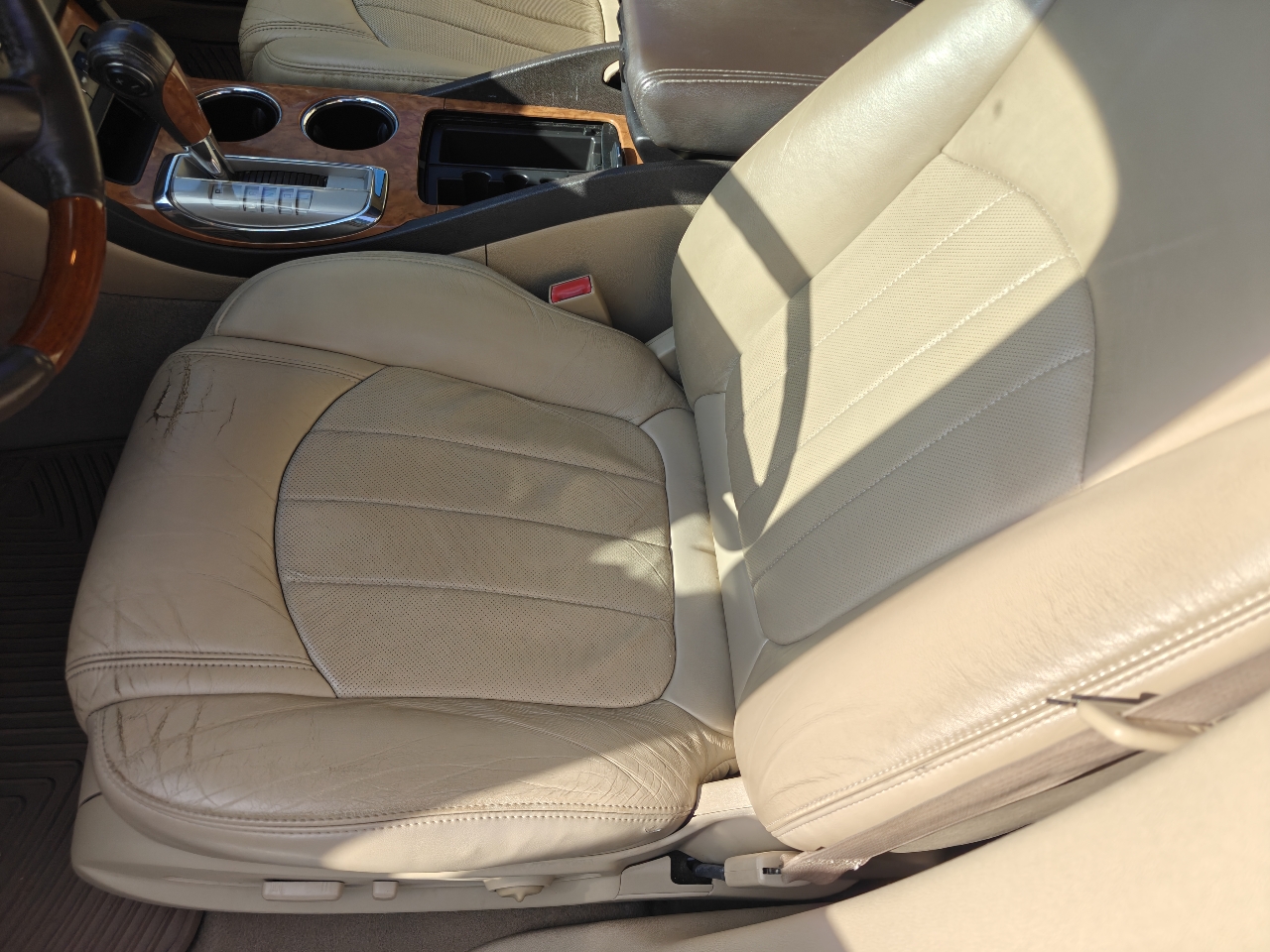 Buick Enclave CXL 4D SUV FWD 2010