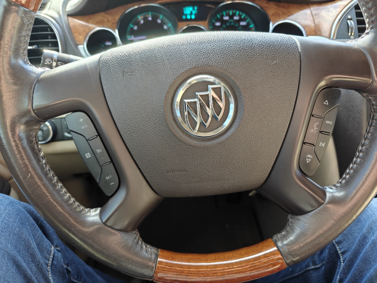 Buick Enclave CXL 4D SUV FWD 2010