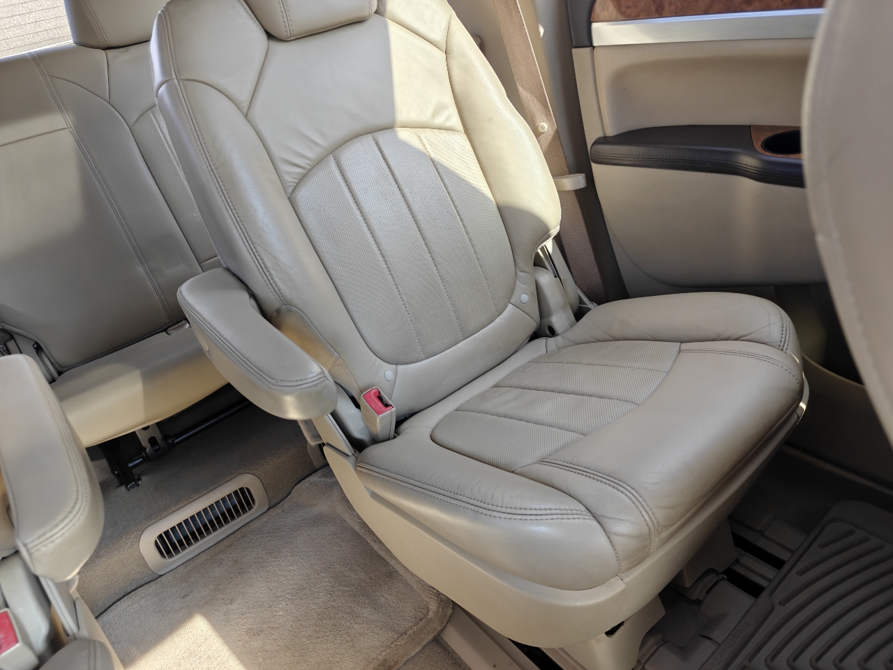 Buick Enclave CXL 4D SUV FWD 2010