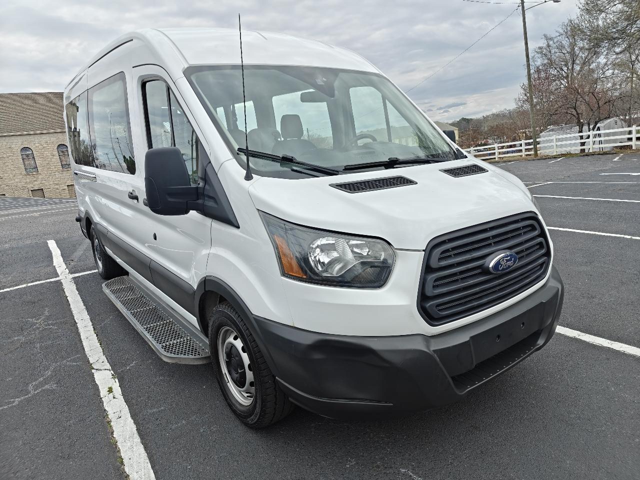 Ford Transit 350 Wagon Med. Roof XL w/Sliding Pass. 148-in. WB 2017