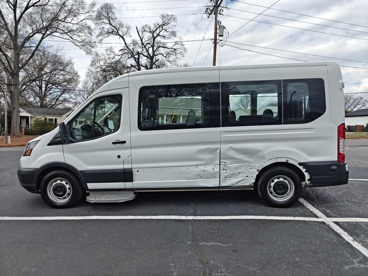 Ford Transit 350 Wagon Med. Roof XL w/Sliding Pass. 148-in. WB 2017