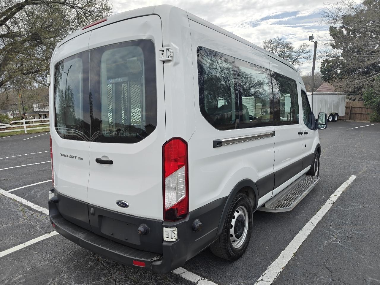 Ford Transit 350 Wagon Med. Roof XL w/Sliding Pass. 148-in. WB 2017