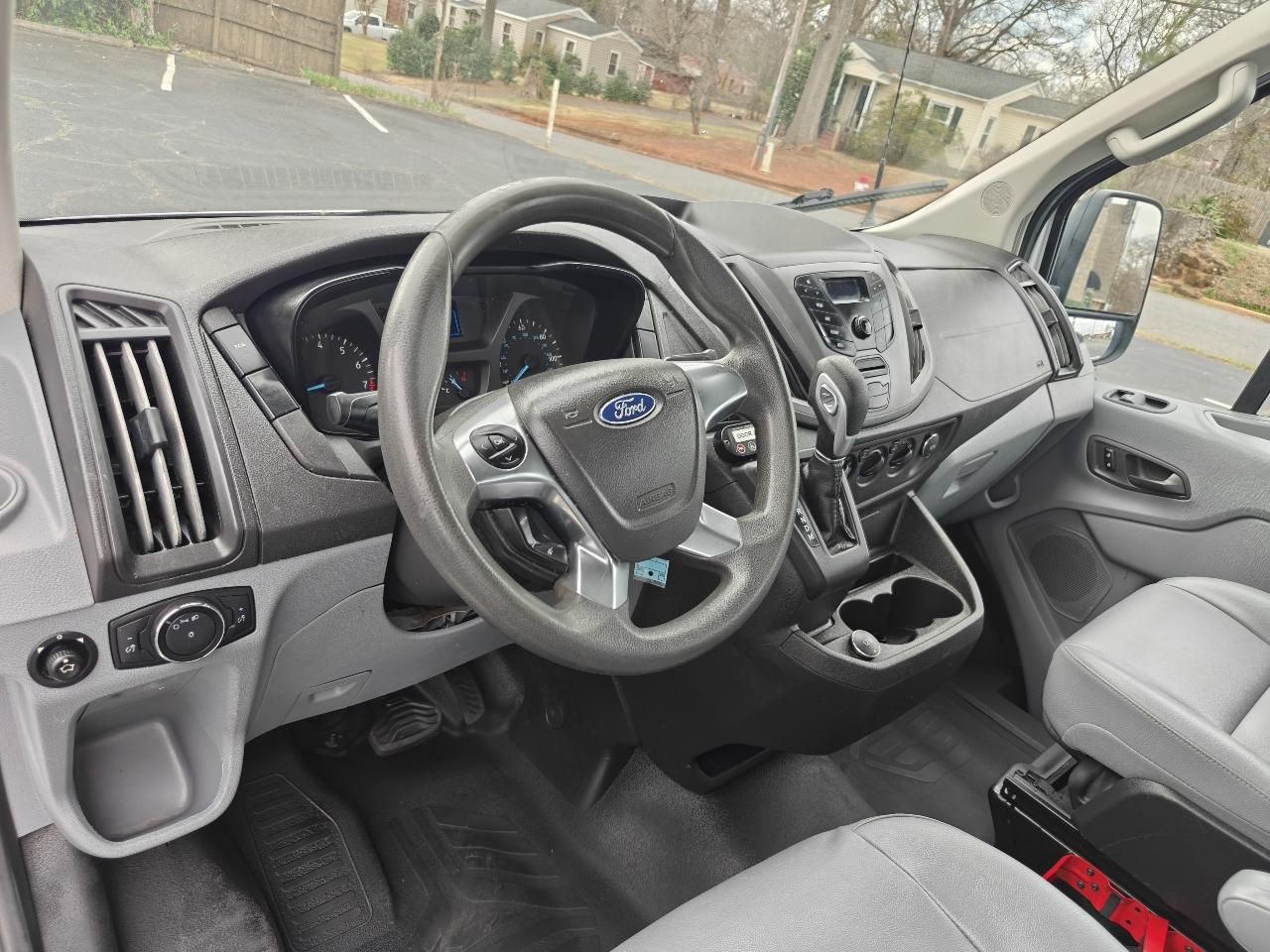 Ford Transit 350 Wagon Med. Roof XL w/Sliding Pass. 148-in. WB 2017