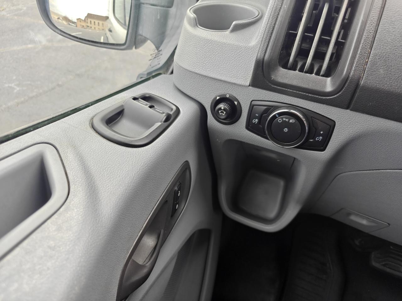 Ford Transit 350 Wagon Med. Roof XL w/Sliding Pass. 148-in. WB 2017