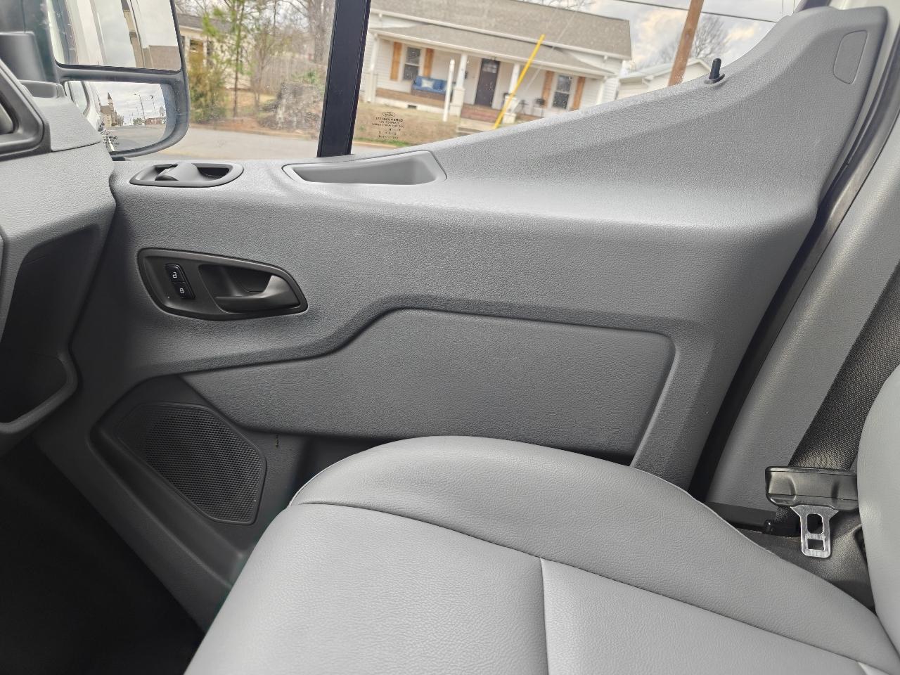 Ford Transit 350 Wagon Med. Roof XL w/Sliding Pass. 148-in. WB 2017