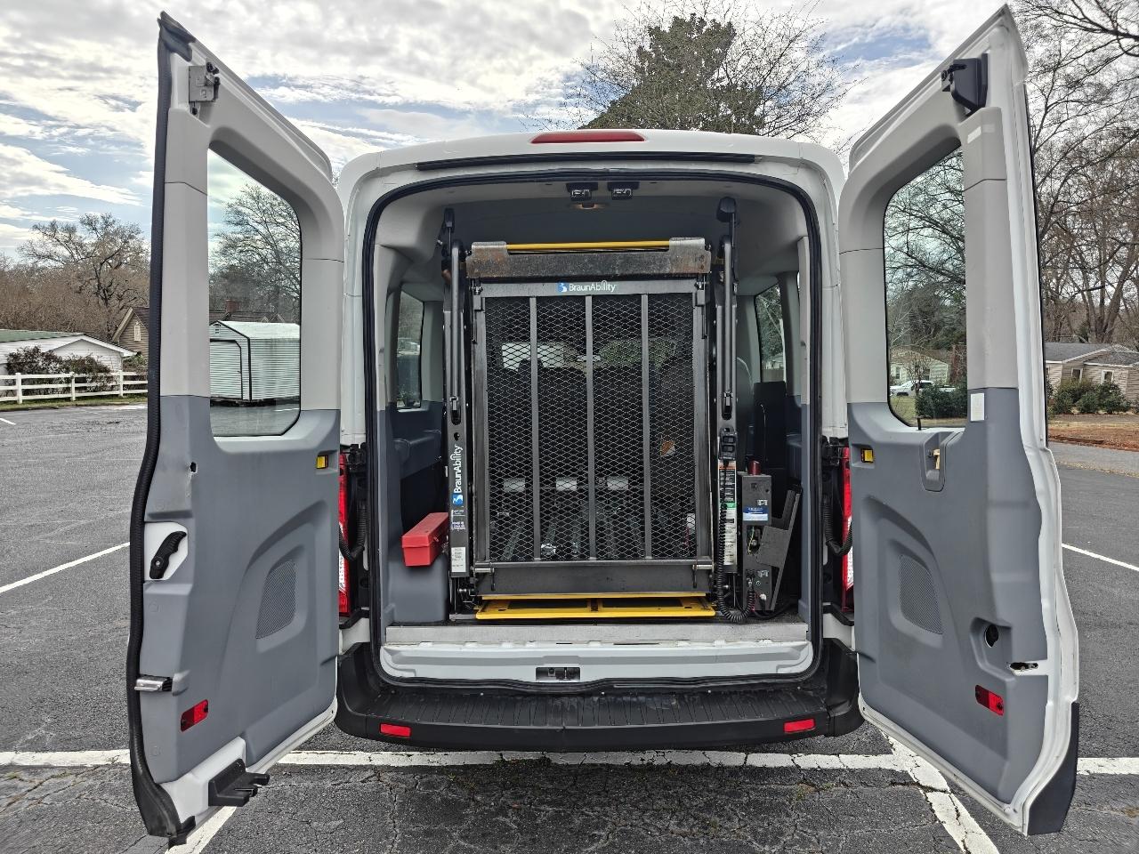 Ford Transit 350 Wagon Med. Roof XL w/Sliding Pass. 148-in. WB 2017