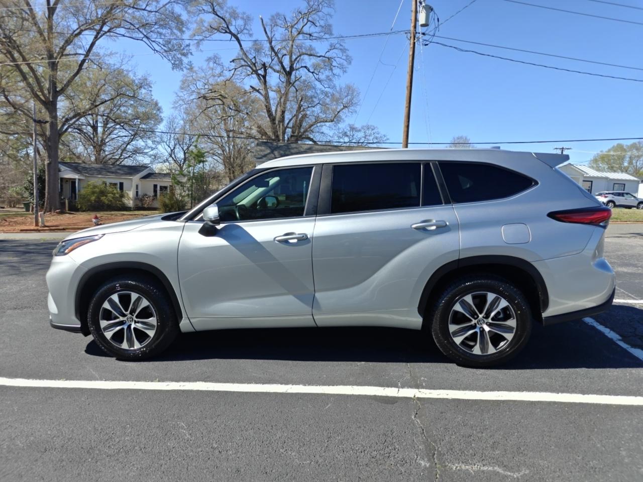 Toyota Highlander XLE 2WD 2023