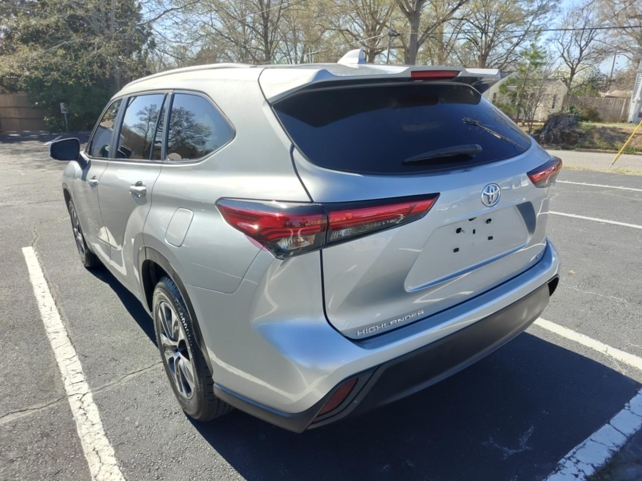 Toyota Highlander XLE 2WD 2023