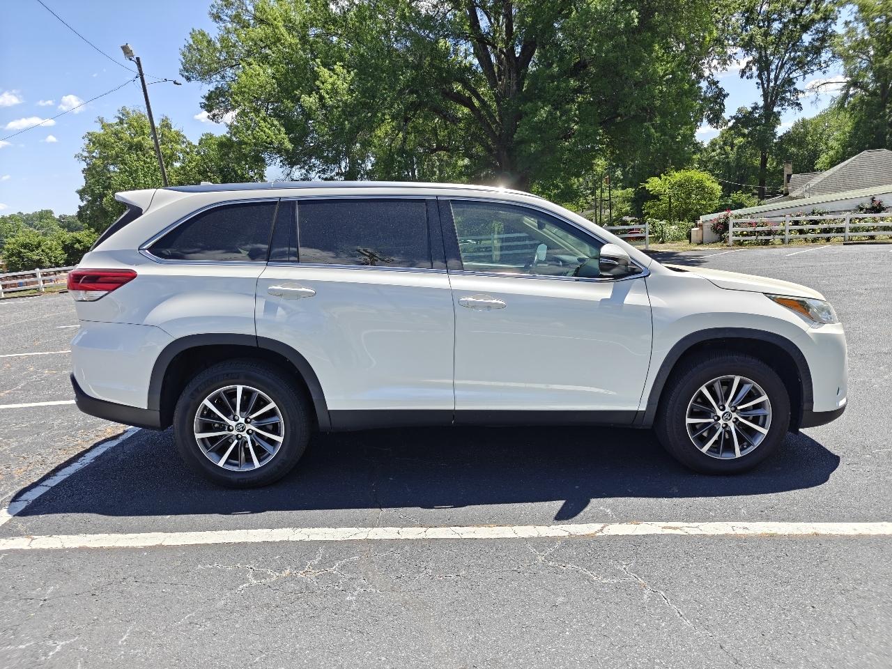 Toyota Highlander SE FWD V6 2019