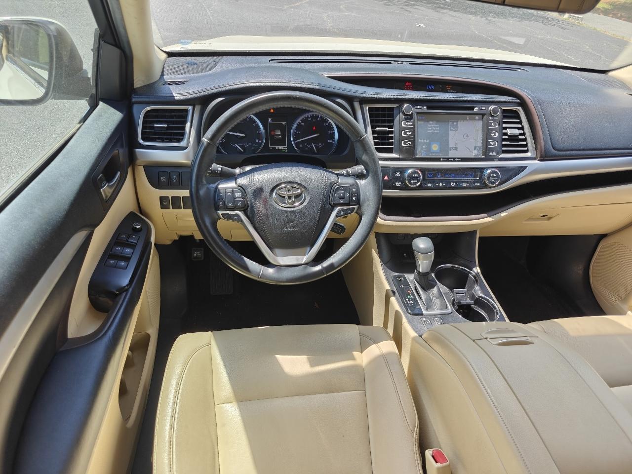 Toyota Highlander SE FWD V6 2019