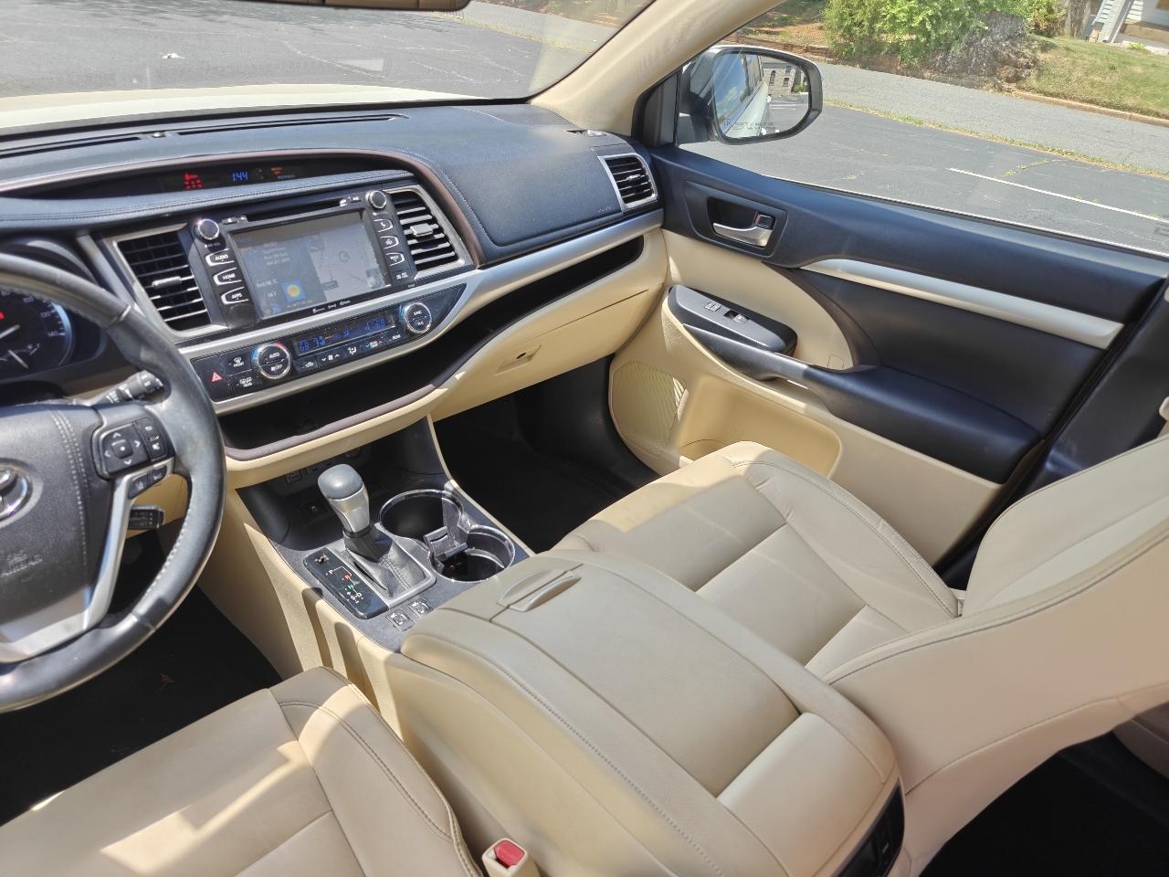 Toyota Highlander SE FWD V6 2019