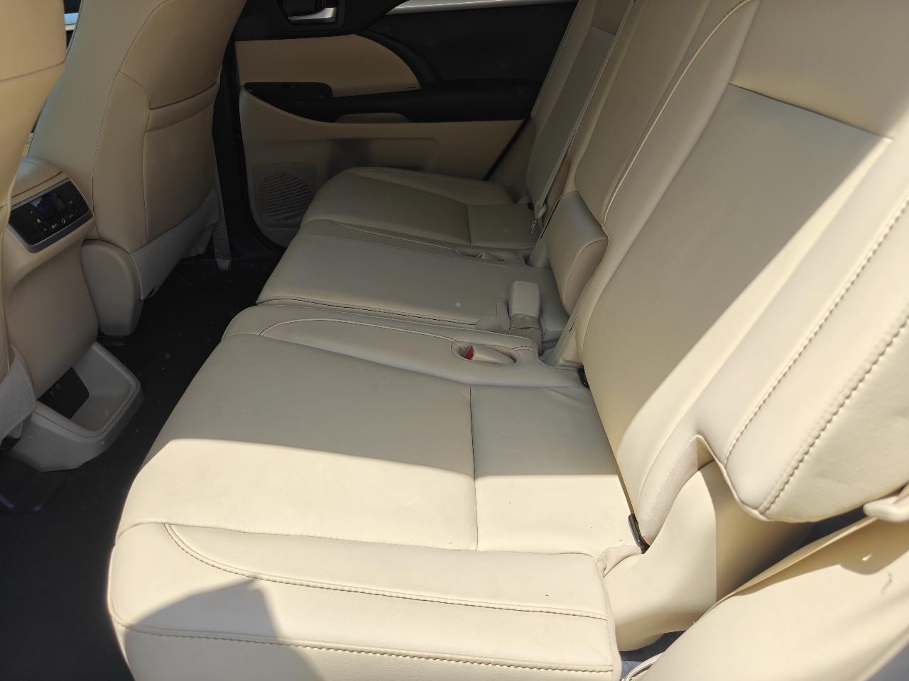 Toyota Highlander SE FWD V6 2019