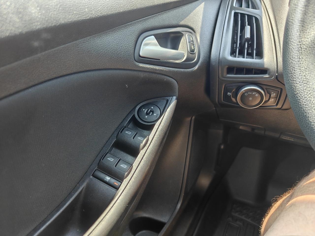Ford Focus SE Sedan 2016
