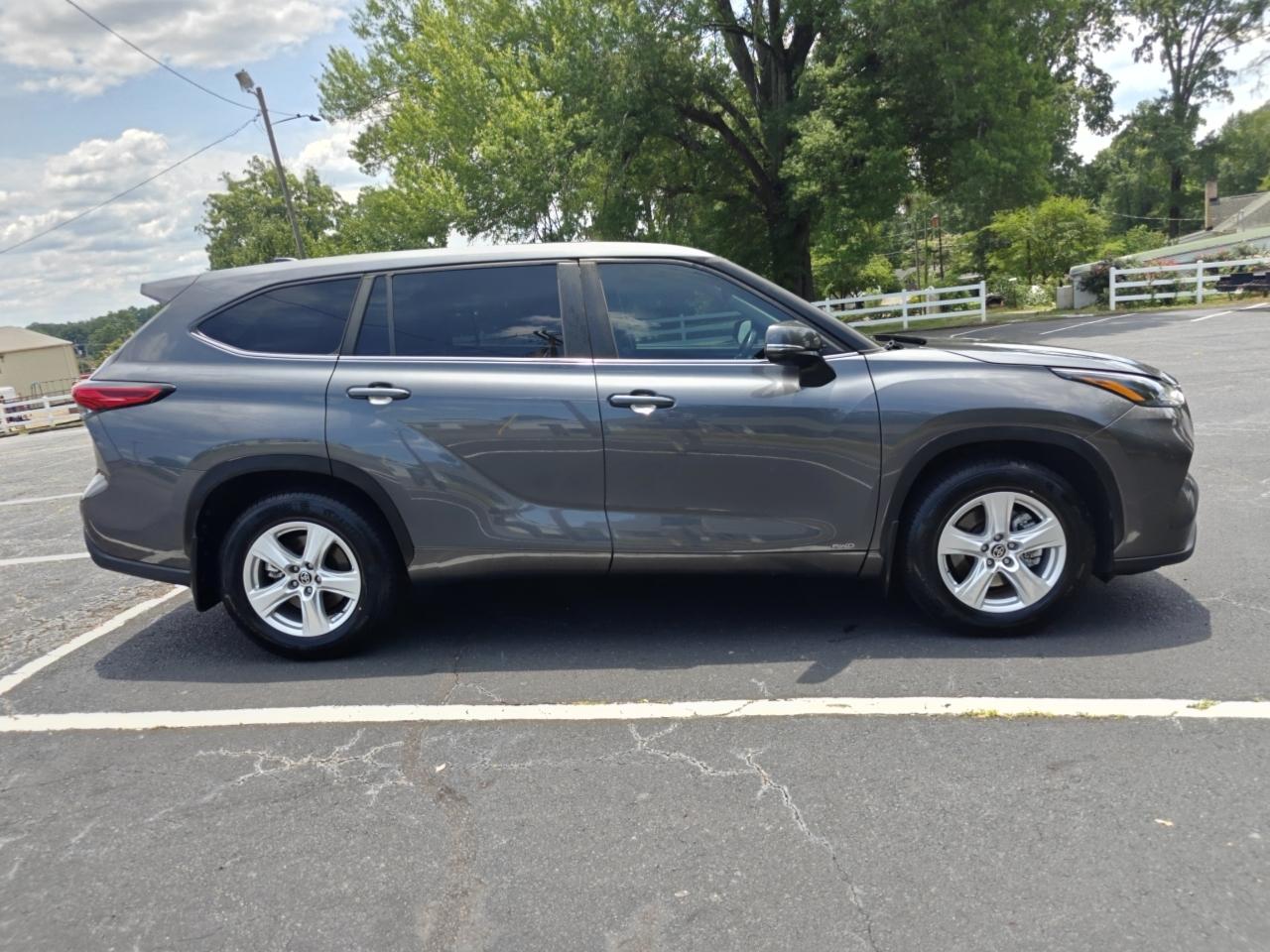 Toyota Highlander Hybrid LE AWD 2023