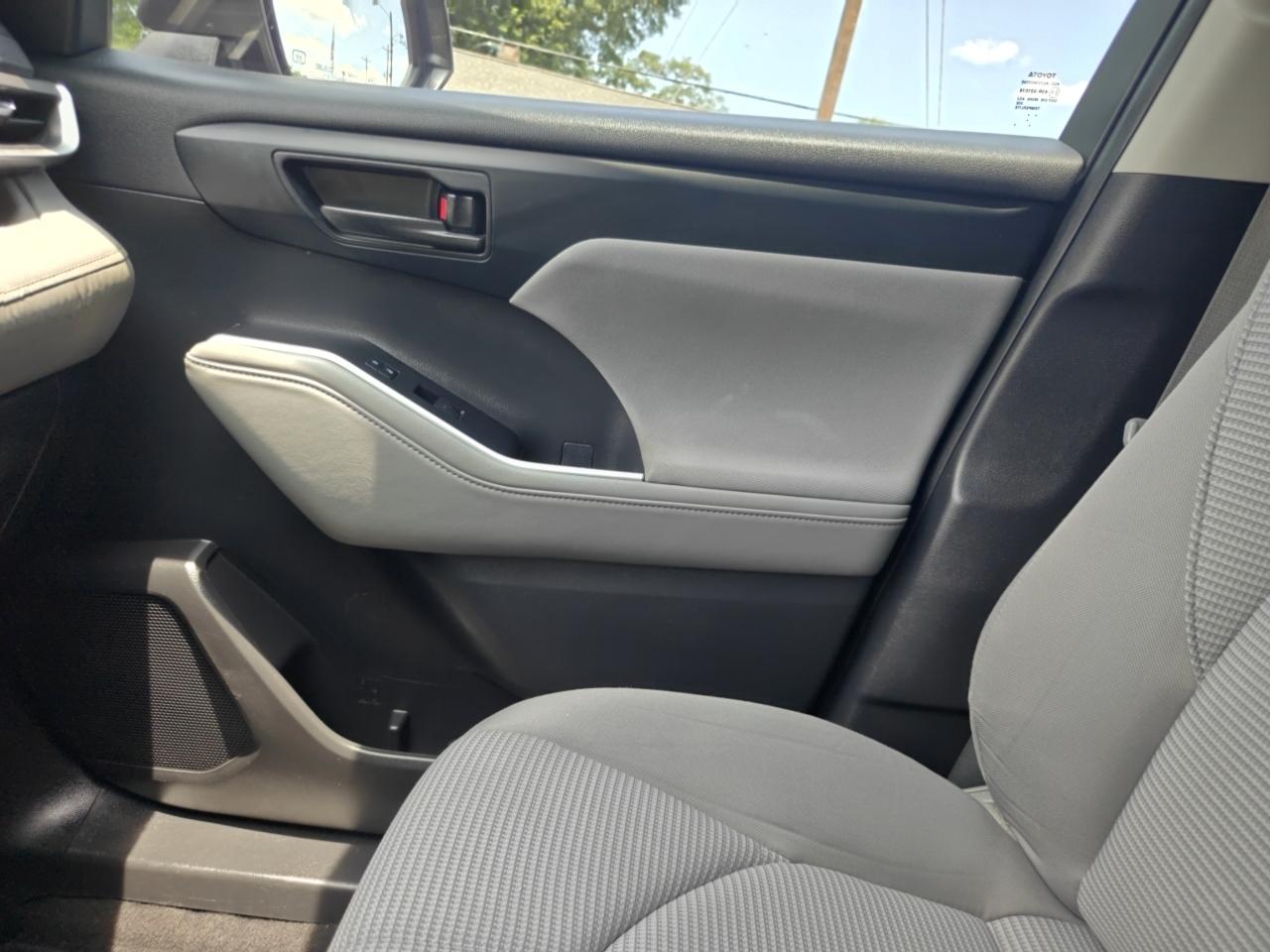 Toyota Highlander Hybrid LE AWD 2023