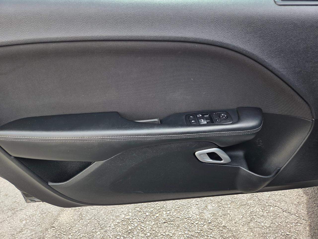 Dodge Challenger 2dr Cpe R/T Scat Pack Shaker 2015